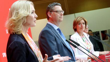 Die kommissarischen Parteivorsitzenden der SPD, Manuela Schwesig (l-r), Ministerpräsidentin in Mecklenburg-Vorpommern, Thorsten Schäfer-Gümbel und Malu Dreyer, Ministerpräsidentin in Rheinland-Pfalz