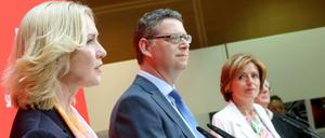 Die kommissarischen Parteivorsitzenden der SPD, Manuela Schwesig (l-r), Ministerpräsidentin in Mecklenburg-Vorpommern, Thorsten Schäfer-Gümbel und Malu Dreyer, Ministerpräsidentin in Rheinland-Pfalz