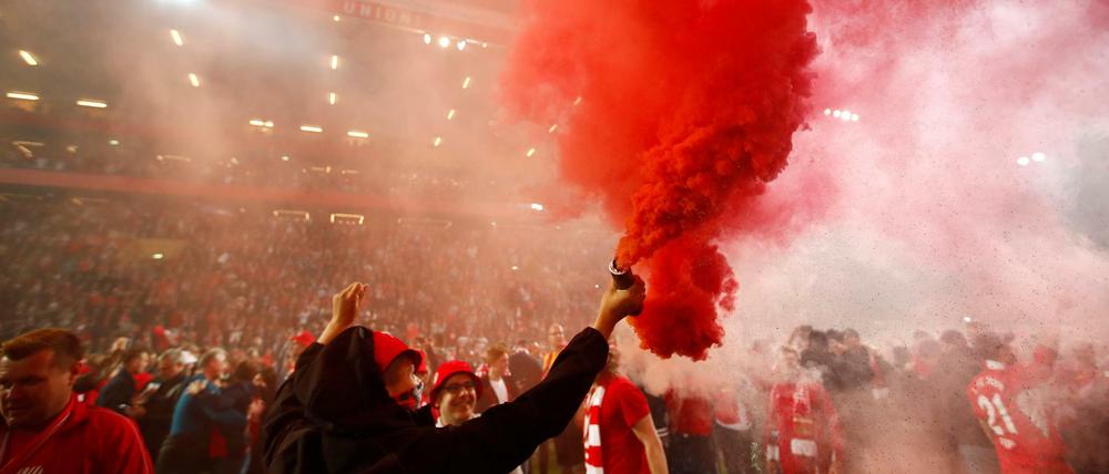 Das wird teuer. Wegen des Abrennens von Pyrotechnik und des Platzsturms muss Union blechen.