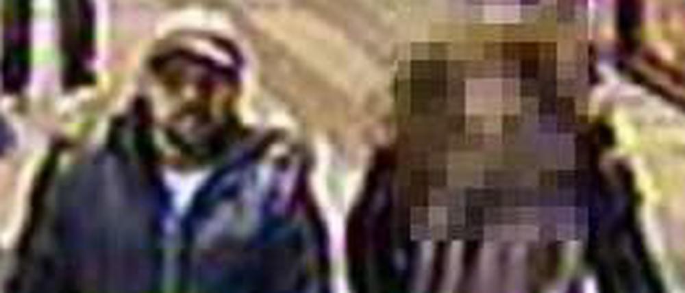 Der gesuchte Tatverdächtige (l.)