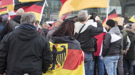 Rechtsextreme und Rechtspopulisten demonstrieren am Tag der Deutschen Einheit.