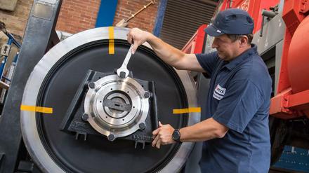 Die Bahn will künftig mehr Ersatzteile, wie etwa diesen silbernen Radsatzlagerdeckel im 3D-Drucker herstellen. 