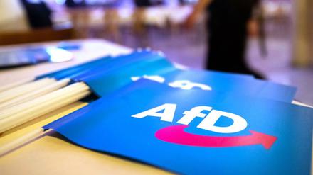 Fähnchen mit dem Logo der AfD