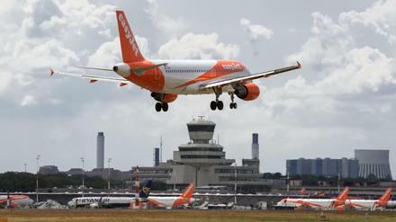 Ein Easyjet-Flugzeug landet auf dem Flughafen Tegel.