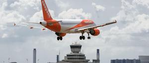 Ein Easyjet-Flugzeug landet auf dem Flughafen Tegel.
