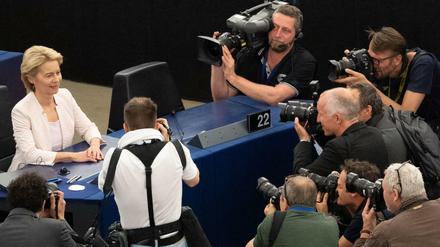 16.07.2019, Frankreich, Straßburg: Ursula von der Leyen sitzt vor ihrer Bewerbungsrede auf ihrem Platz und wird von Fotografen und Kameraleuten umlagert. Von der Leyen bewirbt sich als neue EU-Kommissionspräsidentin. Die Staats- und Regierungschefs der EU hatten die CDU-Politikerin als Nachfolgerin von EU-Kommissionspräsident Juncker vorgeschlagen. Foto: Marijan Murat/dpa +++ dpa-Bildfunk +++
