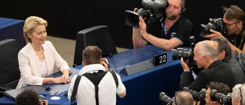 16.07.2019, Frankreich, Straßburg: Ursula von der Leyen sitzt vor ihrer Bewerbungsrede auf ihrem Platz und wird von Fotografen und Kameraleuten umlagert. Von der Leyen bewirbt sich als neue EU-Kommissionspräsidentin. Die Staats- und Regierungschefs der EU hatten die CDU-Politikerin als Nachfolgerin von EU-Kommissionspräsident Juncker vorgeschlagen. Foto: Marijan Murat/dpa +++ dpa-Bildfunk +++