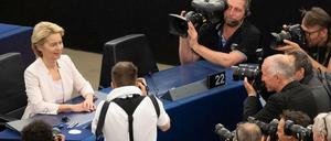 16.07.2019, Frankreich, Straßburg: Ursula von der Leyen sitzt vor ihrer Bewerbungsrede auf ihrem Platz und wird von Fotografen und Kameraleuten umlagert. Von der Leyen bewirbt sich als neue EU-Kommissionspräsidentin. Die Staats- und Regierungschefs der EU hatten die CDU-Politikerin als Nachfolgerin von EU-Kommissionspräsident Juncker vorgeschlagen. Foto: Marijan Murat/dpa +++ dpa-Bildfunk +++