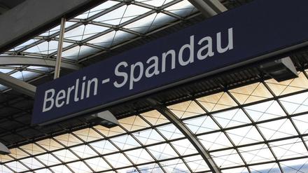 Blick auf das Glasdach des S-Bahnhofs Spandau.