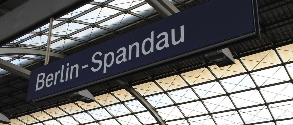 Blick auf das Glasdach des S-Bahnhofs Spandau.