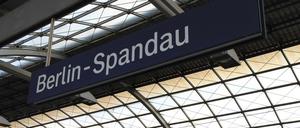 Blick auf das Glasdach des S-Bahnhofs Spandau.