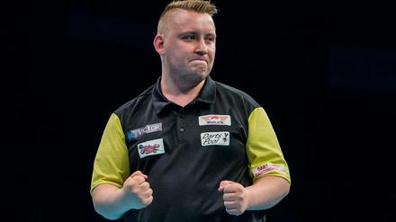 Martin Schindler hat sich gegen Michael van Gerwen durchgesetzt.
