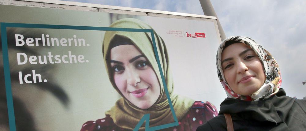 Deutsch mit türkischer Familie - das war die Ansage von 1999. Werbekampagnen wie diese in Berlin von 2013 gibt es noch, die Gesetzgebung geht aber inzwischen wieder in die Gegenrichtung.