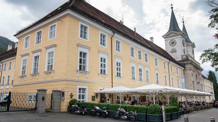Große Schirme stehen vor dem Bräustüberl am Tegernsee. Das Wirtshaus bietet Platz für 1500 Gäste.