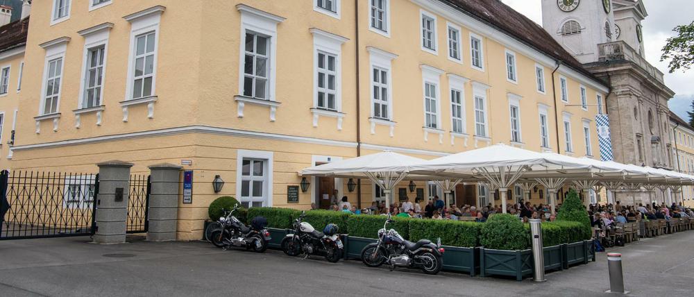 Große Schirme stehen vor dem Bräustüberl am Tegernsee. Das Wirtshaus bietet Platz für 1500 Gäste.