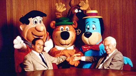 Die Schöpfer der Zeichentrick-Serie "Familie Feuerstein", Joseph Barbera (li.) und William Hanna, inmitten ihrer Figuren.