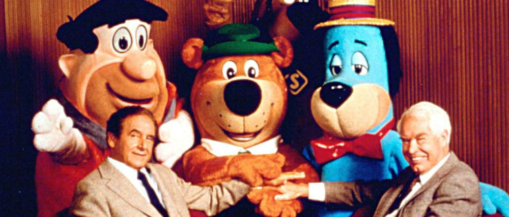 Die Schöpfer der Zeichentrick-Serie "Familie Feuerstein", Joseph Barbera (li.) und William Hanna, inmitten ihrer Figuren.