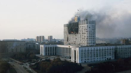 Während des Aufstands vom 2-4. Oktober 1993 lässt der russische Präsident Jelzin das Parlament im „Weißen Haus“ beschießen. Es sterben mehr Menschen als während der gesamten Oktoberrevolution 1917.