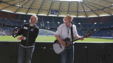Für die Geschichtsbücher. Lotto King Karl (l.) und Karsten Pape intonieren "Hamburg, meine Perle".