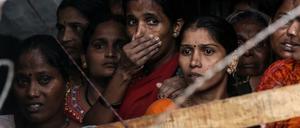 Indien: Menschen versammeln sich an dem Ort, an dem nach starken Regenfällen eine Mauer eingestürzt ist. 