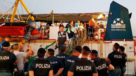 17 Tage hatte die "Sea-Watch 3" die geretteten Flüchtlinge an Bord, bevor das Schiff am 29. Juni regelwidrig in Lampedusa anlegte. 