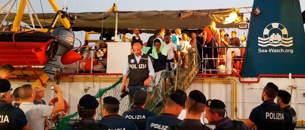 17 Tage hatte die "Sea-Watch 3" die geretteten Flüchtlinge an Bord, bevor das Schiff am 29. Juni regelwidrig in Lampedusa anlegte.
