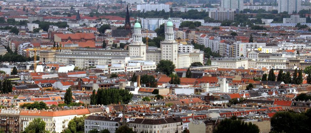 Die Türme der Karl-Marx-Allee sind aus der Silhouette der Stadt nicht wegzudenken, den Kauf der 670 Wohnungen in der Straße sieht der Senat als richtungsweisend.