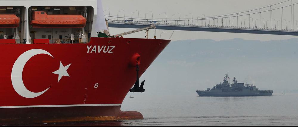 Das Bohrschiff „Yavuz“, begleitet von einem Schiff der türkischen Marine, verlässt den Hafen von Dilovasi.