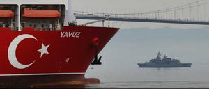 Das Bohrschiff „Yavuz“, begleitet von einem Schiff der türkischen Marine, verlässt den Hafen von Dilovasi.