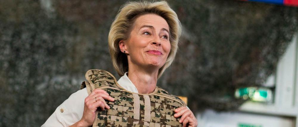 Die Zeit der Splitterschutzwesten ist vorbei, Verteidigungsminister Ursula von der Leyen tritt vom Amt zurück.