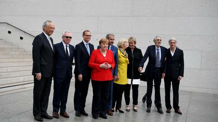 Michael Eissenhauer (l-r), David Chipperfield, Michael Müller, Angela Merkel, Hermann Parzinger, Monika Grütters, Ann Simon, Timothy M. Simon und Alexander Schwarz.