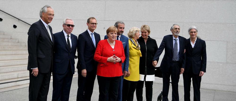 Michael Eissenhauer (l-r), David Chipperfield, Michael Müller, Angela Merkel, Hermann Parzinger, Monika Grütters, Ann Simon, Timothy M. Simon und Alexander Schwarz.