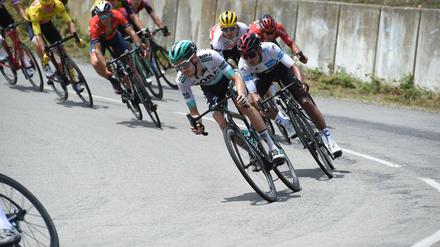 Für Emanuel Buchmann (vorn) läuft es bei der Tour bisher glänzend.
