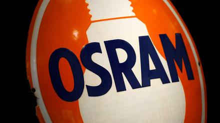 Werbung auf Blech - eine alter Osram-Schriftzug.