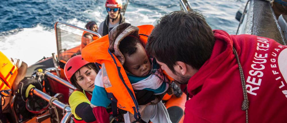 Seenotrettung im Mittelmeer. Ein Baby wird in Sicherheit gebracht.
