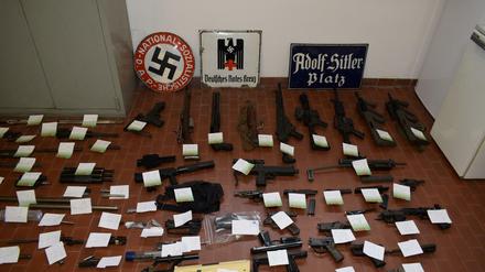 Die italienische Polizei präsentierte das Waffenarsenal.