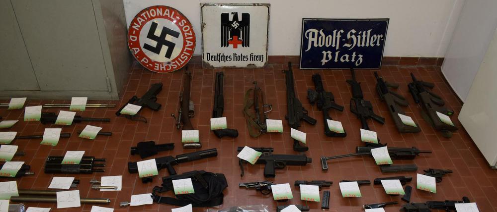 Die italienische Polizei präsentierte das Waffenarsenal.