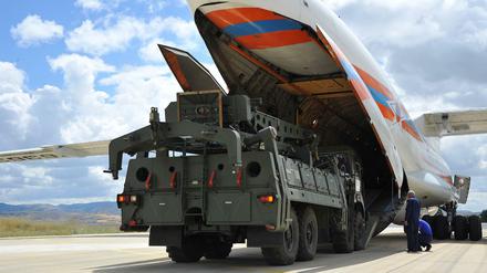 Teile des Raketenabwehrsystems S-400 aus Russland werden auf Luftwaffenstützpunkt Mürted aus einer russischen Antonow entladen.