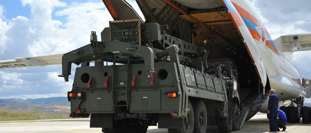 Teile des Raketenabwehrsystems S-400 aus Russland werden auf Luftwaffenstützpunkt Mürted aus einer russischen Antonow entladen.