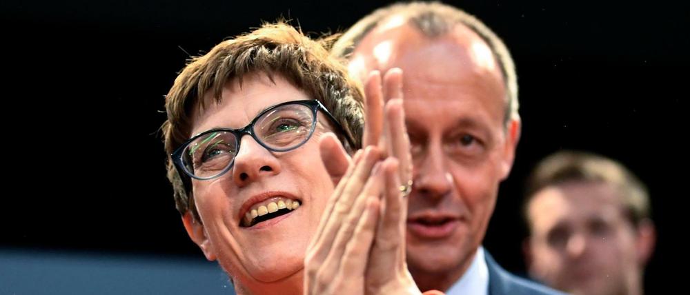 CDU-Chefin Annegret Kramp-Karrenbauer und Friedrich Merz (r) nehmen an einer Europawahlkampf-Veranstaltung der CDU teil