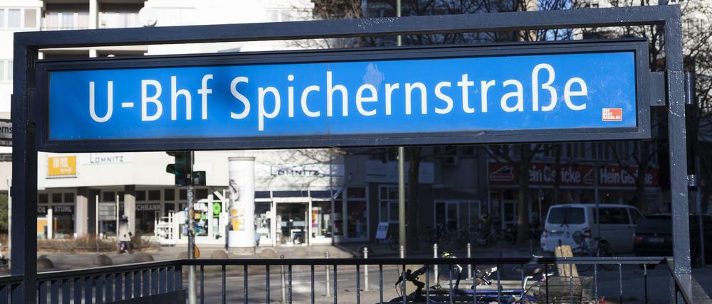 Blick auf ein Eingangsschild des U-Bahnhofs Spichernstraße in Berlin-Wilmersdorf.