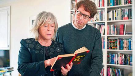 Sagen, was war. Margarethe von Trotta liest ihrem Sohn Felix Moeller eine Stelle aus ihren Tagebüchern aus den 70er Jahren vor, in dem sie wichtige politische Ereignisse festhielt. Szene aus dem Dokumentarfilm „Sympathisanten“, dessen Autor Felix Moeller ist.