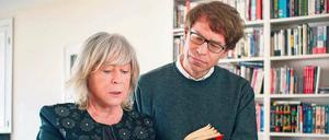 Sagen, was war. Margarethe von Trotta liest ihrem Sohn Felix Moeller eine Stelle aus ihren Tagebüchern aus den 70er Jahren vor, in dem sie wichtige politische Ereignisse festhielt. Szene aus dem Dokumentarfilm „Sympathisanten“, dessen Autor Felix Moeller ist. 