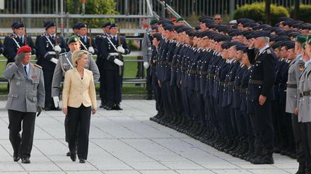 Verteidigunsministerin Ursula von der Leyen schreitet auf dem Paradeplatz im Bendlerblock zum Gelöbnis angetretenen Soldaten ab. (Archivbild)