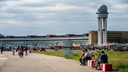 Besucher tummeln sich auf dem Tempelhofer Feld.
