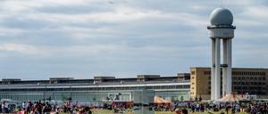 Besucher tummeln sich auf dem Tempelhofer Feld.