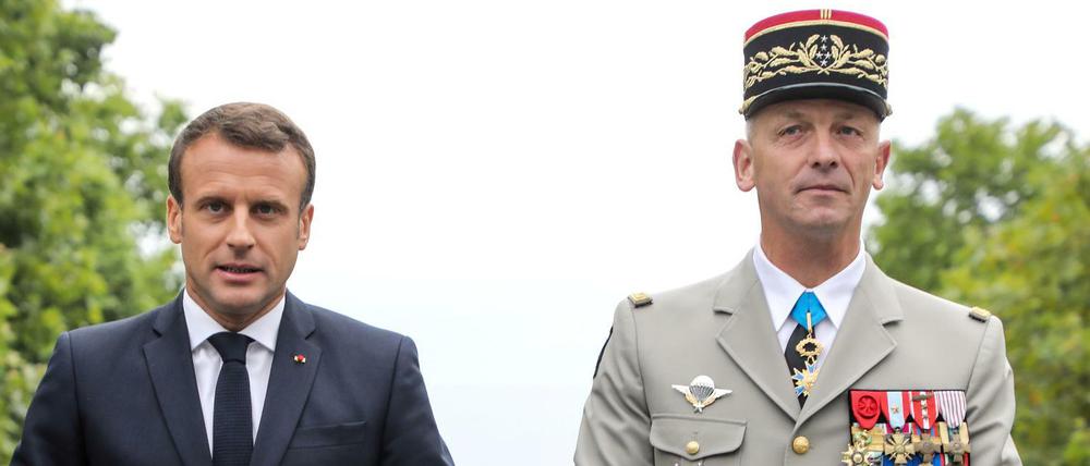 Wie ein stolzer Feldherr fuhr Präsident Emmanuel Macron im Militärfahrzeug über die Champs-Elysées – wurde dabei aber auch ausgepfiffen.