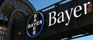 Viele Probleme: In den USA klagen über 13.400 Menschen, weil sie das Unkrautvernichtungsmittel Glyphosat für krebserregend halten, in der EU ist eine Verlängerung der Zulassung des Bayer-Mittels höchst ungewiss.