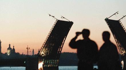 Schauspiel des fernen Nordens. Die Weiße Nacht ist im russischen Sankt Petersburg ein Jahreshighlight, Aufnahme von 1999.