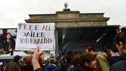 Demonstranten bei einer Aktion der Initiative Free Deniz für Presse- und Meinungsfreiheit in der Türkei und die Freilassung inhaftierter Journalisten. 